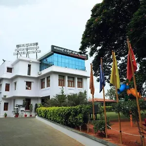 Hotel Kumar's The White House ***